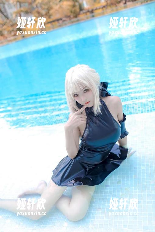 天台上的Kitkat Cosplay：实拍原图，释放她的个性